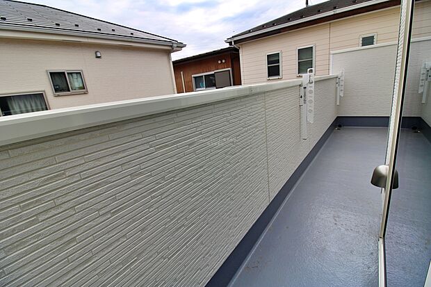 【バルコニー】バルコニーは、洗濯物や布団を干すだけでなく、暖かな陽射しや爽やかな風を存分に取り込み、お部屋に解放感をもたらします☆幅が広めのバルコニーなので家事もしやすいですね♪