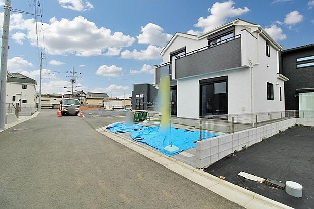 【前面道路含む現地写真】今日も、明日も、この街で、きっと家族がしあわせになる物語が描かれていくはずです。毎日の何気ない『いってきます』『ただいま』に幸せを感じられる、そんな住まいを。
