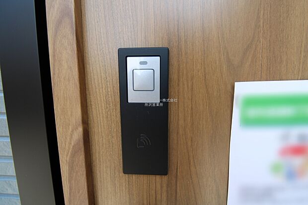 【スマートキー】たくさんお買い物をした時や、お子様を抱っこしながらでも簡単に開けられるのが便利。急いでいる時でも鍵を取り出さずに済みます。