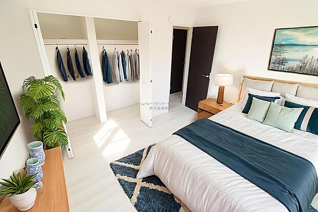 【洋室】大きなベッドを置いてもゆとりのある広さ！収納完備しておりますので、家具が少なく済みます！お掃除もラクラクですね♪※家具をCGで加工しています。家具付き販売ではございません。