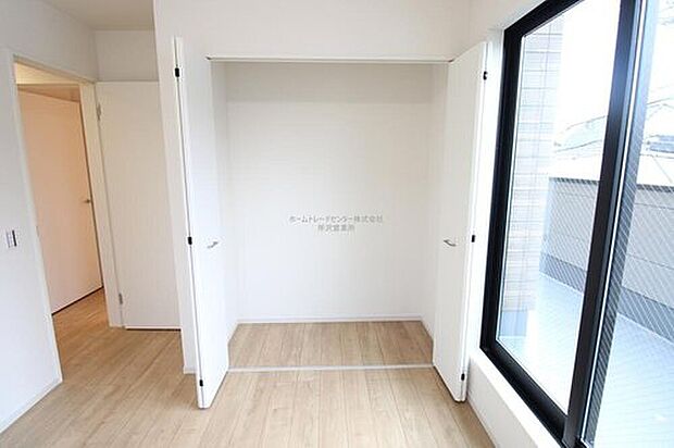 【リビング以外の居室】充分な広さの収納を備え、普段使いの洋服も選ぶのが楽しくなりそう♪採光良好な洋室は、快適空間。プライベートの時間もゆったりお寛ぎ頂けそうです。