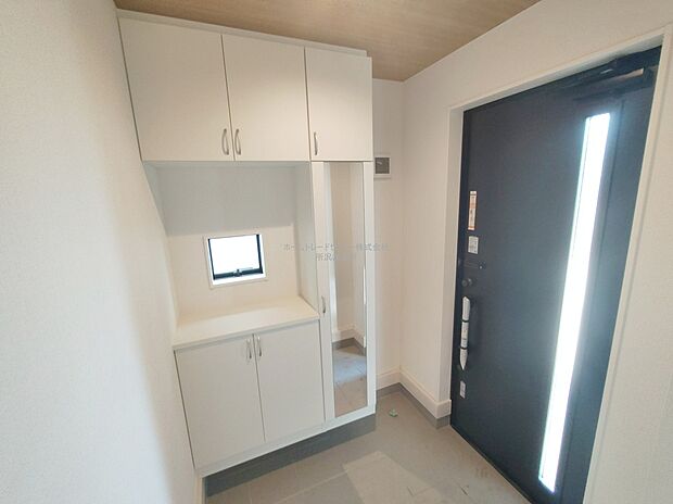 【玄関】訪れる人を優しく迎える、スタイリッシュな玄関。ご家族が増えると靴の数も増えますね。玄関にはたっぷり収納の下駄箱を完備しております！