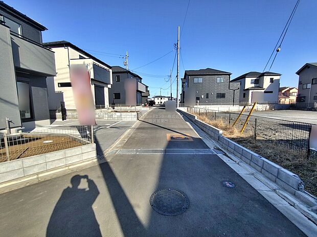 【前面道路含む現地写真】『１２号棟』
住宅性能評価で耐震等級３（最高等級）を取得！お客様を守る大切な住宅だからこそ、第三者の検査を受けて安心して住んでいただける住宅をご案内させて頂きます。