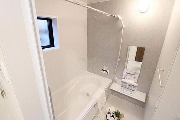 【浴室】毎日の疲れを癒す浴室は１坪タイプです。足を伸ばしてゆっくりとくつろげます。窓があるので、湿気もこもらないのも、うれしいですね♪