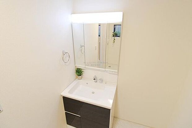 【洗面台・洗面所】三面鏡ならではの収納力、温水シャワー付きの機能性、どちらも採用！汚れが落ち易い大型の洗面ボウルは手入れもしやすく日々の生活を陰ながら支えてくれる仕様となっております。