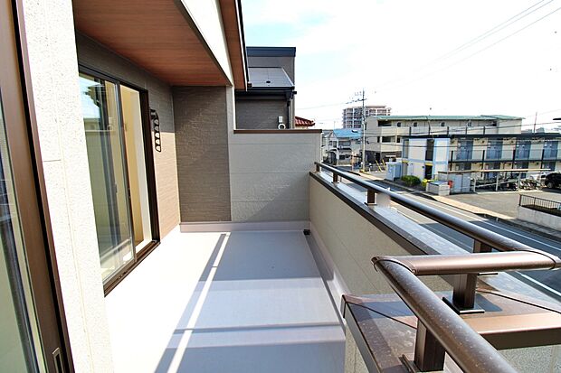 【バルコニー】子どもが小さいと洗濯物が増えがちですが、広いバルコニーでたくさんの洗濯物を干すことができます。