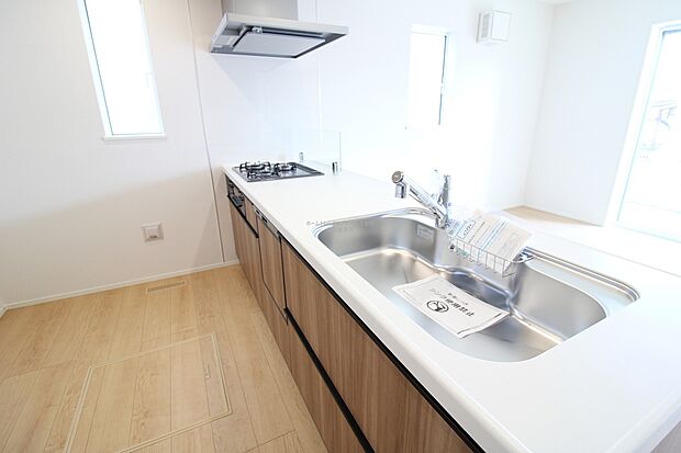 【キッチン】収納力豊富、爽やかなシステムキッチンを用意しております。さっと拭き取るだけで汚れが簡単にとれますので、キッチンスペースをいつでもすっきりとお使い頂けます。