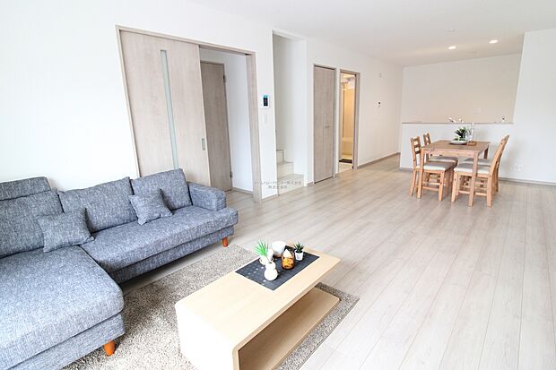 【リビング】明るく開放感のあるリビング。対面式キッチンは、いつでもご家族を感じられる空間作りの重要ポイントになりそうです。