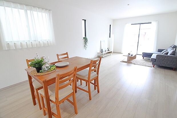 【リビング】仕事、家事、それに育児と忙しく、自分の時間をなかなか取れない毎日。でも、住まいの選び方次第では時間に余裕が生まれ、気持ちもゆったり。趣味だって楽しめるかも♪