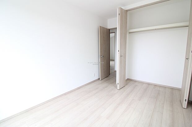 【洋室】充分な広さの収納を備え、普段使いの洋服も選ぶのが楽しくなりそう♪採光良好な洋室は、快適空間。プライベートの時間もゆったりお寛ぎ頂けそうです。