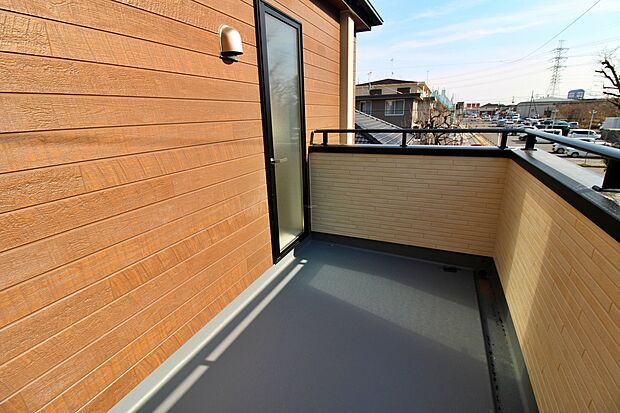 【バルコニー】子どもが小さいと洗濯物が増えがちですが、広いバルコニーでたくさんの洗濯物を干すことができます。
