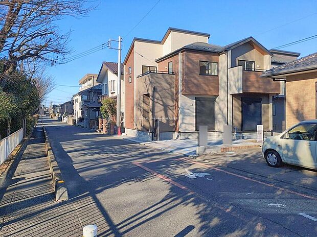 【前面道路含む現地写真】『１号棟』
ひとたび扉を開けばそこに待っているのは上質な空間とマイホームでの新生活をイメージさせる優雅なひととき。「この家なら…」ではなく「ここに住みたい♪」と思う感動をお届けいたします。