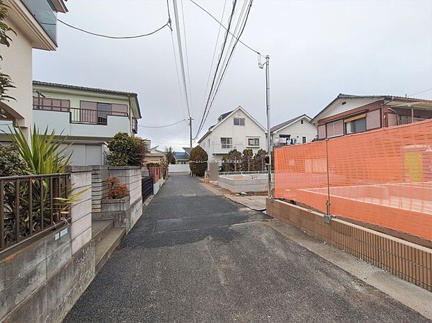 【前面道路含む現地写真】『１号棟』
ひとたび扉を開けばそこに待っているのは上質な空間とマイホームでの新生活をイメージさせる優雅なひととき。「この家なら…」ではなく「ここに住みたい♪」と思う感動をお届けいたします。