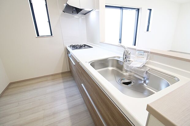 【キッチン】収納力豊富、爽やかなシステムキッチンを用意しております。さっと拭き取るだけで汚れが簡単にとれますので、キッチンスペースをいつでもすっきりとお使い頂けます。