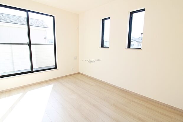 【洋室】個室としてお使いいただける洋室。大切なのは明るさと風通し、明るい日差しと心地よい風で自分のお部屋でくつろげる贅沢をご提供します。