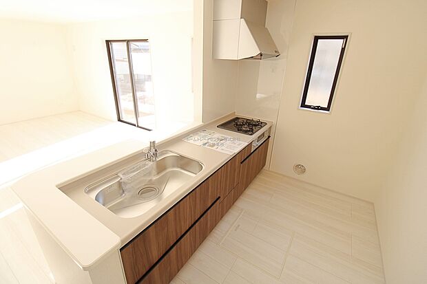 【キッチン】大容量の収納スペースは取り出しやすく、しまいやすいスライドタイプ、大きな鍋などの調理器具や、調味料も出し入れしやすいですね。