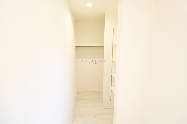 【ウォークインクローゼット】キッチンの横には大きなWICを設けました。食材の保管庫としてお使い頂いても良いですし、1階は何かと物が多くなるので、お掃除道具やお子様のおもちゃ収納にお使い頂いても良いかと思います。