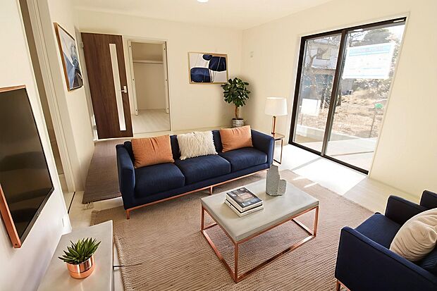 【リビング】広々とした開放感あふれるリビングです。ご家族でインテリアのレイアウトを考えるのも楽しみになりそうです。※家具をCGで加工しています。家具付き販売ではございません。