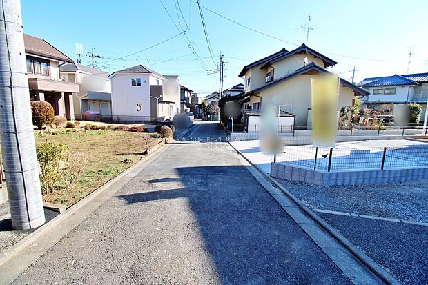 【前面道路含む現地写真】ひとたび扉を開けばそこに待っているのは上質な空間とマイホームでの新生活をイメージさせる優雅なひととき。「この家なら…」ではなく「ここに住みたい♪」と思う感動をお届けいたします。