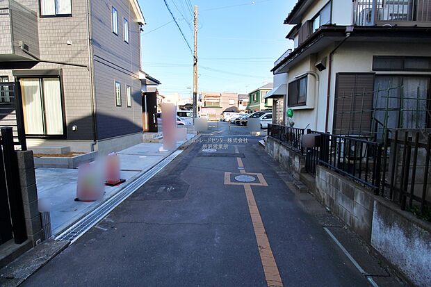 【前面道路含む現地写真】『B号棟』
ひとたび扉を開けばそこに待っているのは上質な空間とマイホームでの新生活をイメージさせる優雅なひととき。「この家なら…」ではなく「ここに住みたい♪」と思う感動をお届けいたします。