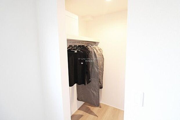 【ウォークインクローゼット】大容量収納の『ウォークインクローゼット』を設置。増えがちな衣類やバッグなどを効率よく収納できます。収納スペースが豊富にあると片付けやすくすっきりしたお住まいになりますね♪
