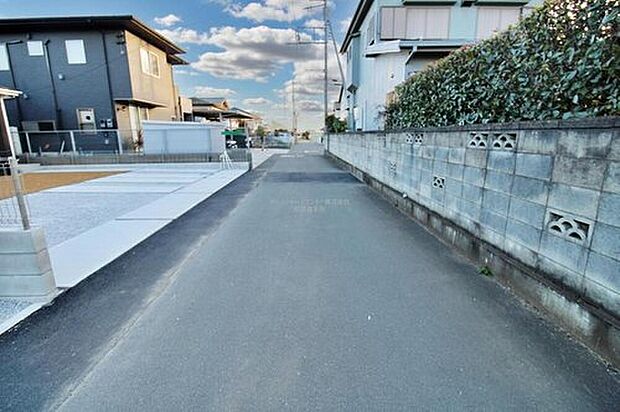 【前面道路含む現地写真】『１号棟』
ひとたび扉を開けばそこに待っているのは上質な空間とマイホームでの新生活をイメージさせる優雅なひととき。「この家なら…」ではなく「ここに住みたい♪」と思う感動をお届けいたします。