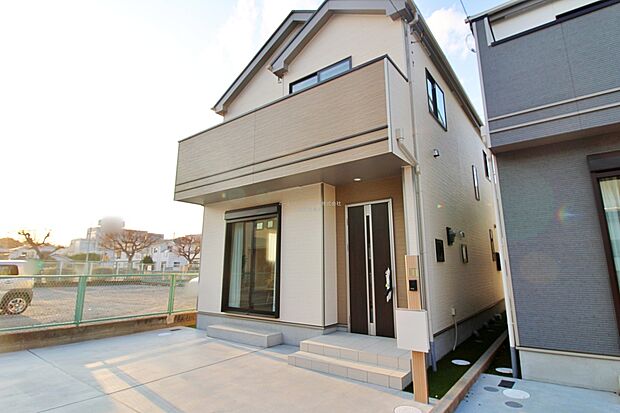 【現地外観写真】『A号棟』
住宅性能評価で耐震等級３（最高等級）を取得！お客様を守る大切な住宅だからこそ、第三者の検査を受けて安心して住んでいただける住宅をご案内させて頂きます。