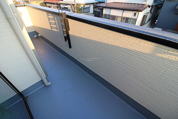 【バルコニー】バルコニーは、洗濯物や布団を干すだけでなく、暖かな陽射しや爽やかな風を存分に取り込み、お部屋に解放感をもたらします☆幅が広めのバルコニーなので家事もしやすいですね♪