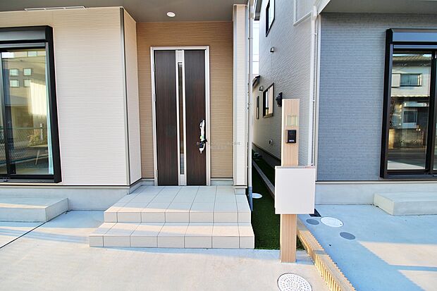 【玄関】家の第一印象は玄関で決まるくらい重要な場所。玄関は家の顔といわれますが我が家のセンスをさりげなく感じさせる魅力ある玄関造りも楽しみの一つ。帰宅する度に家族がほっとできる心地よい空間造りも大切ですね♪
