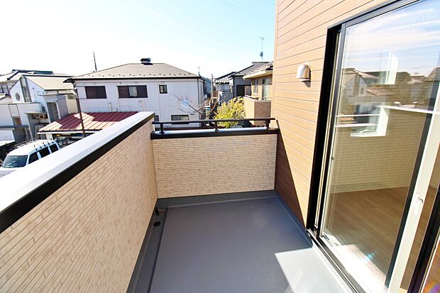 【バルコニー】子どもが小さいと洗濯物が増えがちですが、広いバルコニーでたくさんの洗濯物を干すことができます。
