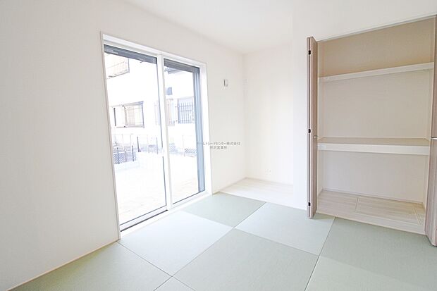 【和室】リビングの隣には、ホッと落ち着く和室を用意。書斎や子供部屋、客間としても使えます。何かと便利な居室です♪