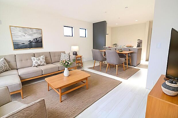 【リビング】広々とした開放感あふれるリビングです。ご家族でインテリアのレイアウトを考えるのも楽しみになりそうです。※家具をCGで加工しています。家具付き販売ではございません。