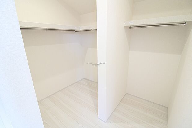 【ウォークインクローゼット】収納力たっぷりのウォークインクローゼットは、家族の強い味方。シーズンオフのお洋服や靴、キャンプ用品やスポーツ用品など、かさばるけど、大切なものもしっかり片づけられます♪