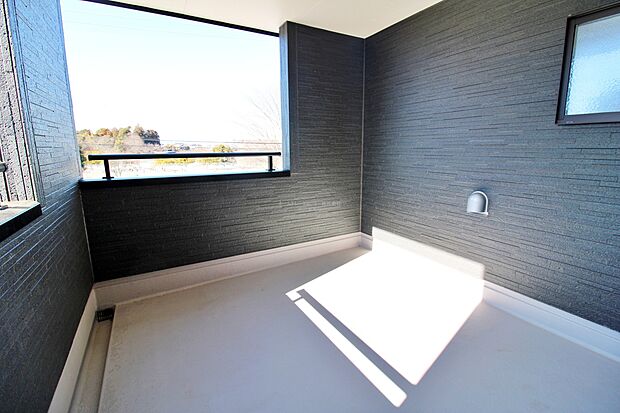 【バルコニー】子どもが小さいと洗濯物が増えがちですが、広いバルコニーでたくさんの洗濯物を干すことができます。