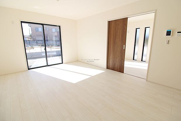 【リビング】開放感のある気持ちの良いリビングです。子供を遊ばせたり、友人を招いたりするＬＤＫは住まいの中心。長時間過ごす場所だから、その空間は住まい全体の居心地を左右します。