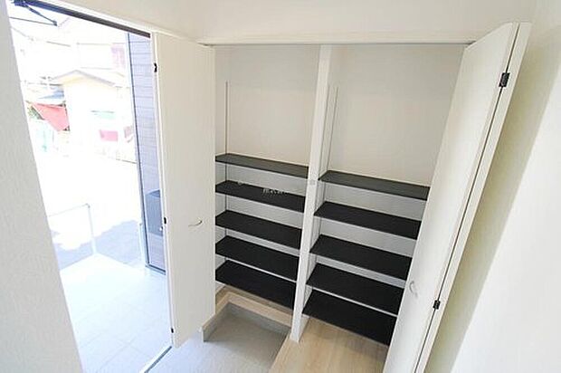 【玄関】お家に出会う人々を迎える玄関だからこそ、広々清潔感あふれる空間にしたいものです。採光・通風にも配慮された設計で毎日明るい空間をキープします♪