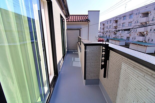 【バルコニー】バルコニーは、洗濯物や布団を干すだけでなく、暖かな陽射しや爽やかな風を存分に取り込み、お部屋に解放感をもたらします☆幅が広めのバルコニーなので家事もしやすいですね♪