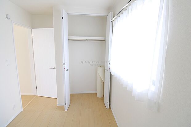 【洋室】１階に個室をご用意。リビングからのほどよい距離感で、お子様のお部屋やテレワークルームなどに最適ですね♪