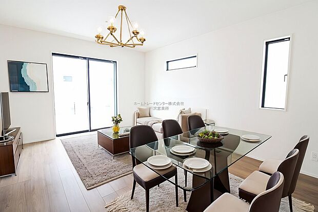 【リビング】明るく開放感のあるリビング。対面式キッチンは、いつでもご家族を感じられる空間作りの重要ポイントになりそうです。※家具をCGで加工しています。家具付き販売ではございません。