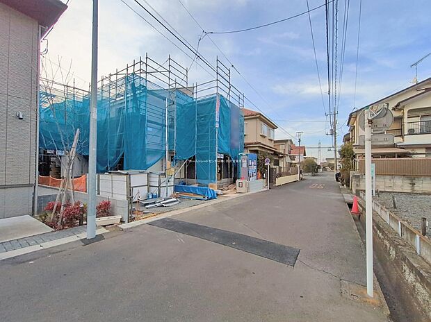 【前面道路含む現地写真】『１号棟』
ひとたび扉を開けばそこに待っているのは上質な空間とマイホームでの新生活をイメージさせる優雅なひととき。「この家なら…」ではなく「ここに住みたい♪」と思う感動をお届けいたします。