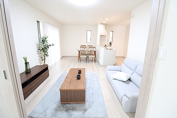 【リビング】明るく開放感のあるリビング。対面式キッチンは、いつでもご家族を感じられる空間作りの重要ポイントになりそうです。