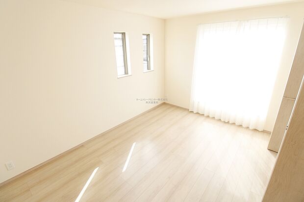 【洋室】毎日の疲れを癒す浴室は１坪タイプです。足を伸ばしてゆっくりとくつろげます。窓があるので、湿気もこもらないのも、うれしいですね♪