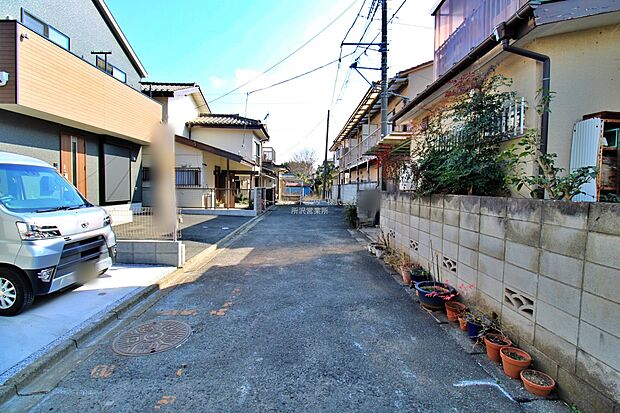 【前面道路含む現地写真】『１号棟』
ひとたび扉を開けばそこに待っているのは上質な空間とマイホームでの新生活をイメージさせる優雅なひととき。「この家なら…」ではなく「ここに住みたい♪」と思う感動をお届けいたします。