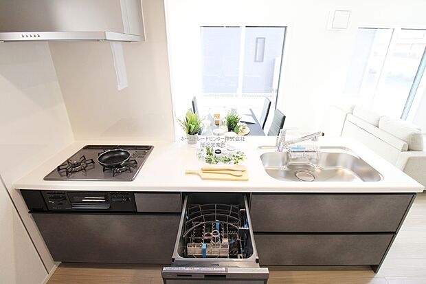 【キッチン】収納力豊富、爽やかなシステムキッチンを用意しております。さっと拭き取るだけで汚れが簡単にとれますので、キッチンスペースをいつでもすっきりとお使い頂けます。