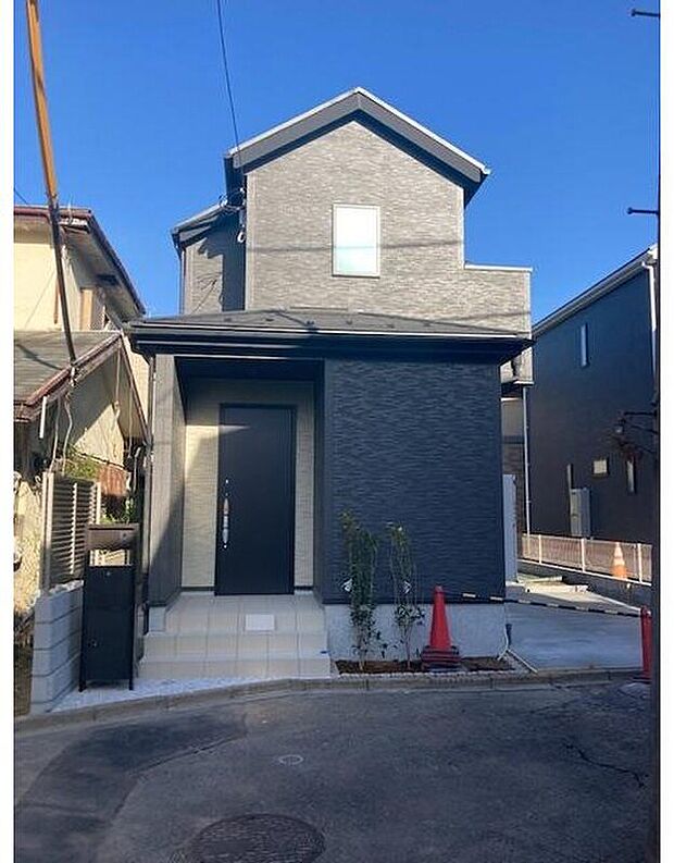 【現地外観写真】『１号棟』
住宅性能評価で耐震等級３（最高等級）を取得！お客様を守る大切な住宅だからこそ、第三者の検査を受けて安心して住んでいただける住宅をご案内させて頂きます。