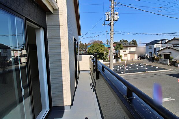 【バルコニー】子どもが小さいと洗濯物が増えがちですが、広いバルコニーでたくさんの洗濯物を干すことができます。