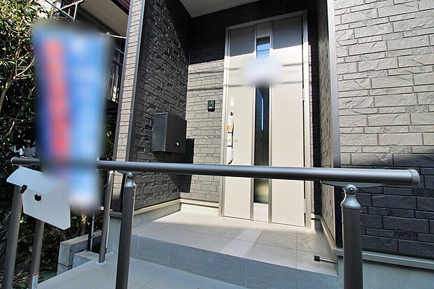 【玄関】訪れる人を優しく迎える、スタイリッシュな玄関。玄関ポーチには屋根がついているので雨などでも玄関前で濡れずにお出かけ準備が出来ます。