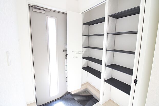 【玄関】お家に出会う人々を迎える玄関だからこそ、広々清潔感あふれる空間にしたいものです。採光・通風にも配慮された設計で毎日明るい空間をキープします♪