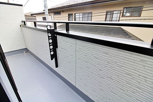 【バルコニー】バルコニーは、洗濯物や布団を干すだけでなく、暖かな陽射しや爽やかな風を存分に取り込み、お部屋に解放感をもたらします☆幅が広めのバルコニーなので家事もしやすいですね♪