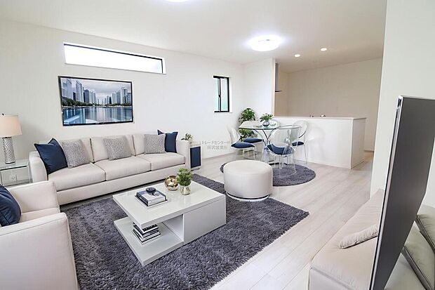 【リビング】明るく開放感のあるリビング。対面式キッチンは、いつでもご家族を感じられる空間作りの重要ポイントになりそうです。※家具をCGで加工しています。家具付き販売ではございません。